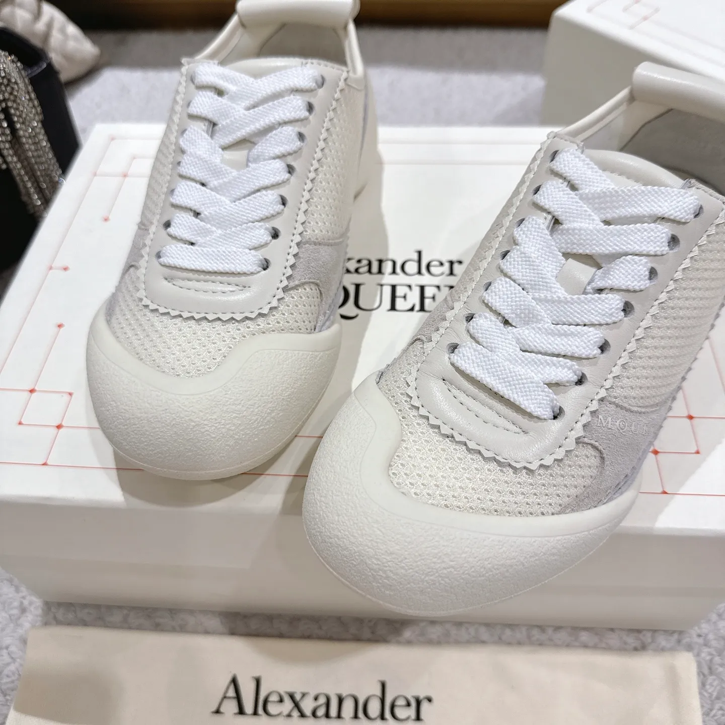 👟👟Ex-factory price 600👟👟 Men's size +10 2025 McQueen's new AIexanderMcQUEEN✅ The original quality has been certified! The original version is reproduced 1:1, and the latest lace-up casual shoes are released simultaneously. • McQueen logo • Round toe box • Lightweight segmented sole design, made of imported stretch breathable fabric + grained cowhide, soft inner lining and insole, comfortable for walking and not stuffy on the feet. Five colors: black/white·white·off-white·black/brown·yellow Fabric: grained cowhide + stretch fabric + cow suede Insole: imported sheepskin Women’s model: 35–40 (40 for women is not returnable) Men’s model: 39–45 (45 for men is not returnable)
